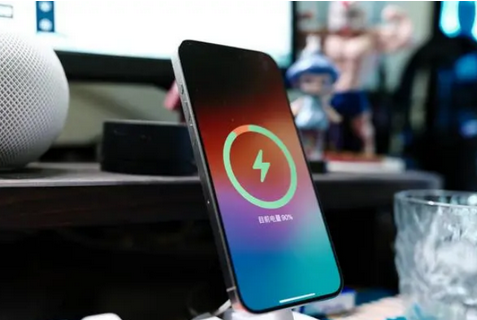 广阳苹果15换屏服务分享用什么充电器给iPhone15充电更好 